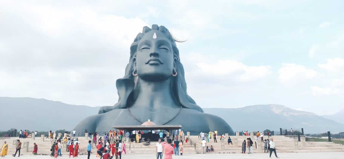 Escultura de Shiva representado como el primer yogui