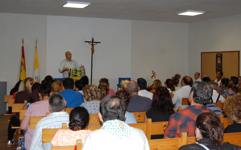 Practicantes del culto gitano de la Iglesia evangélica de Filadelfia