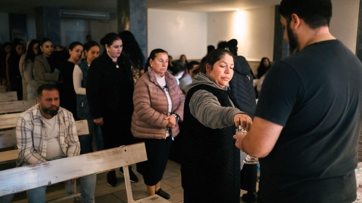 Practicantes del culto gitano de la Iglesia evangélica de Filadelfia