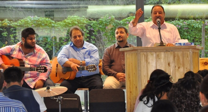 Practicantes del culto gitano de la Iglesia evangélica de Filadelfia