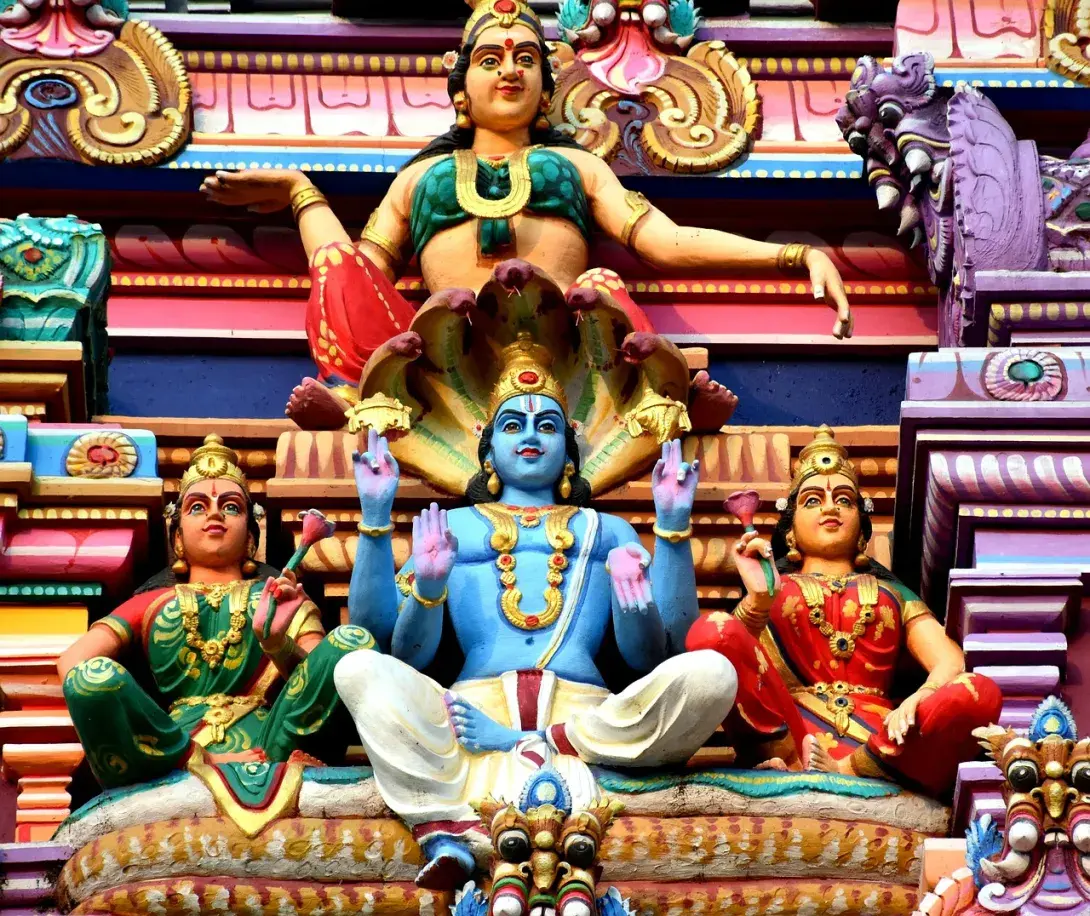 El dios Vishnu junto a Brahma y Shiva