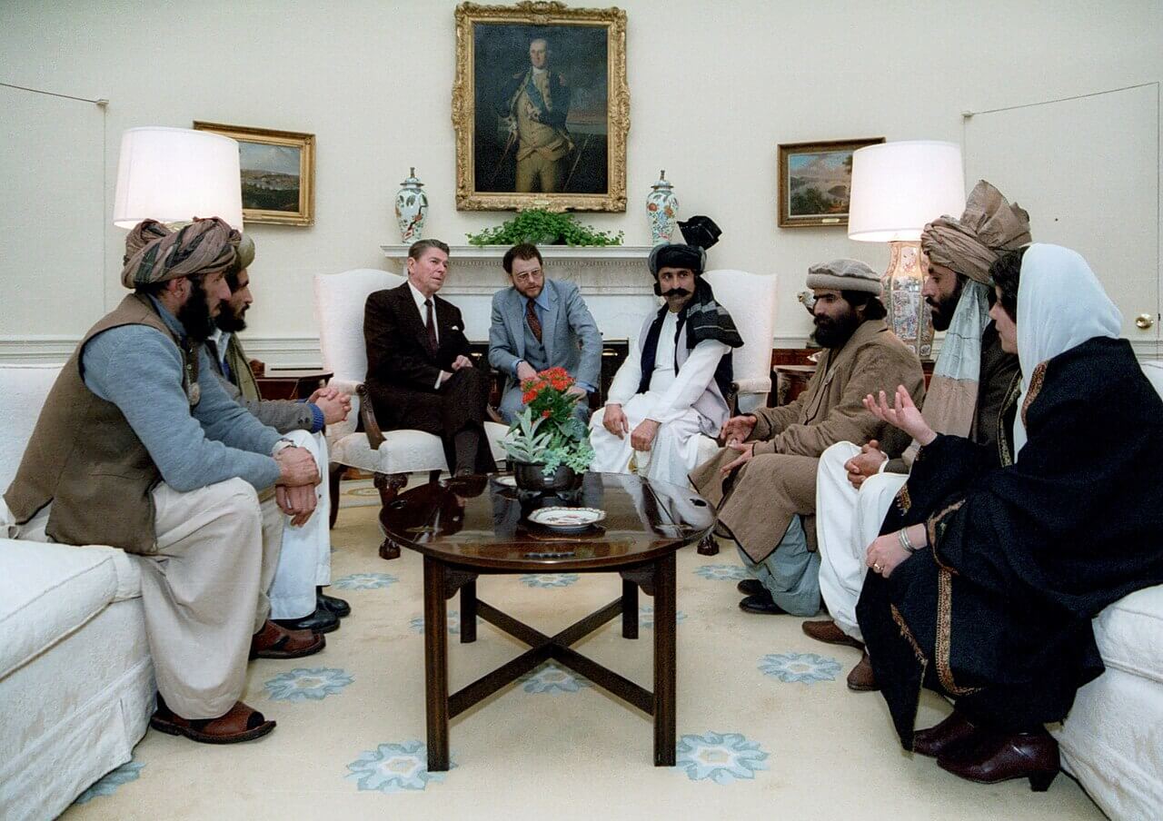 Reagan reunido con los líderes afganos que dieron lugar al movimiento de los talibanes
